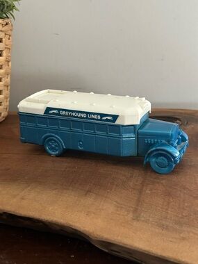 1976 Avon 31' Greyhound Bus Lines Everest Aftershave 5 oz Vintage Decanter blue